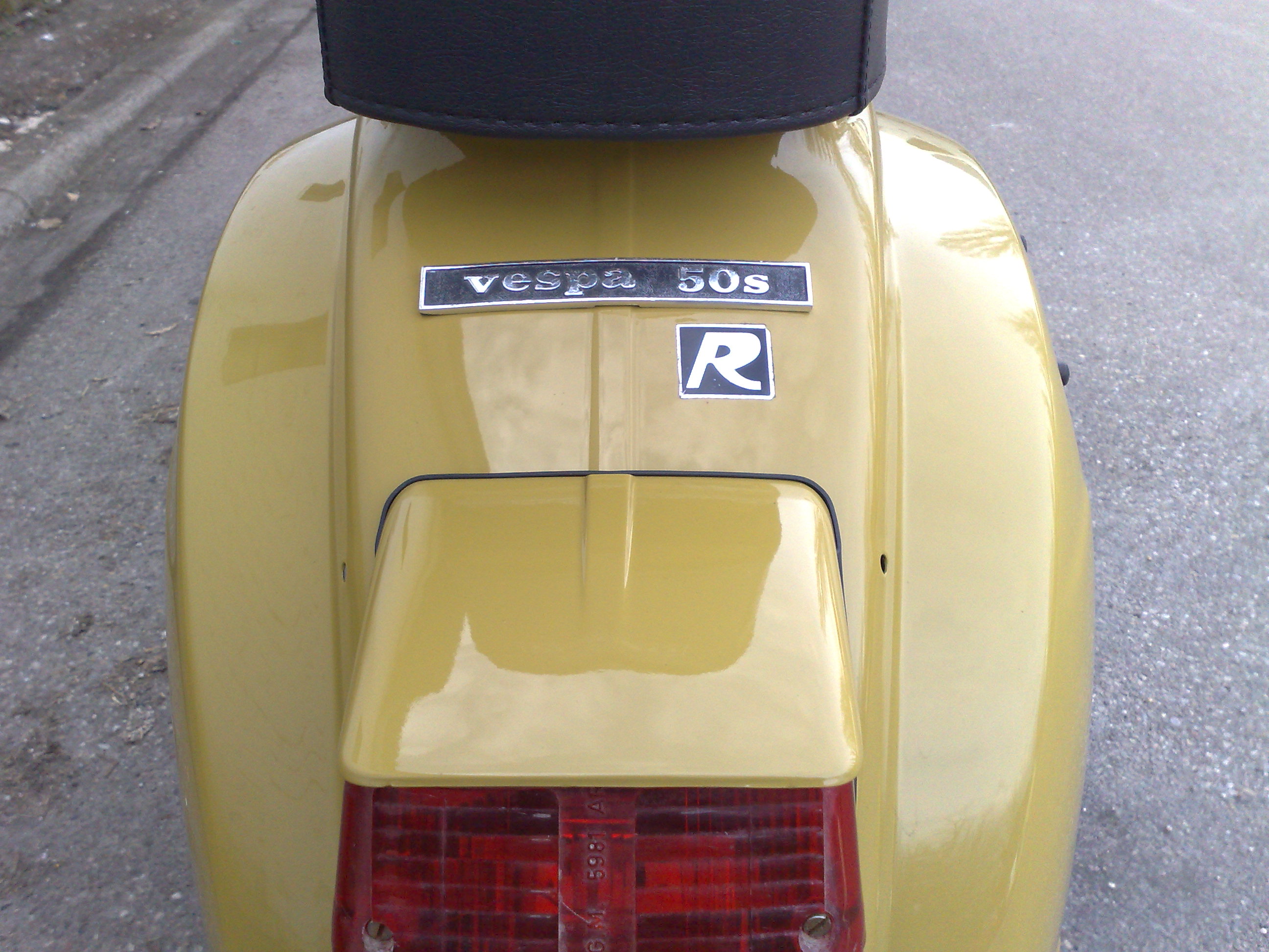 Vespa 50 SR Rücklicht - Schriftzug hinten.jpg